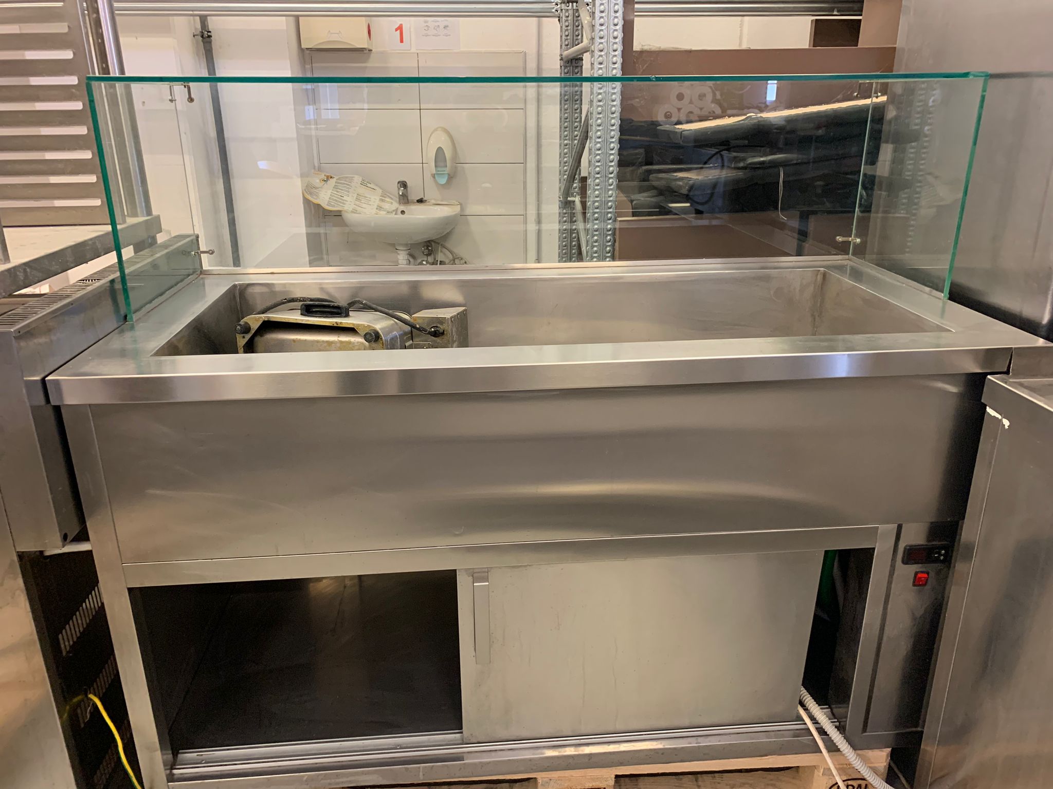 VITRINA SA KUPKOM ZA GRIJANU HRANU